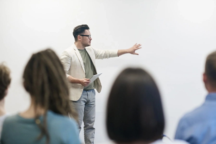 profesor explicando en clase